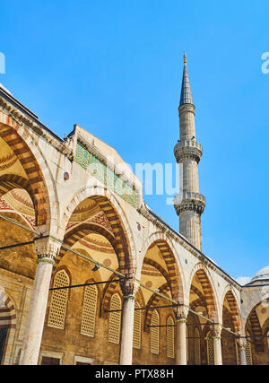 Erster Eintrag in den Arkadenhof der Sultan Ahmet Camii Moschee, auch als Die blaue Moschee bekannt, mit einem Minarett im Hintergrund. Istanbul, Stockfoto