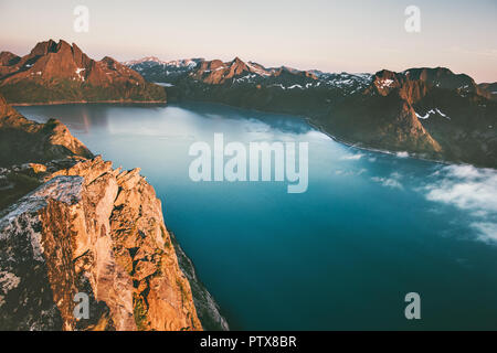 Landschaft, die Berge und das Meer in Norwegen fjord Sonnenuntergang Landschaft Luftaufnahme Reisen erkunden Senja Inseln Stockfoto