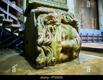 Seitliche Kopf der Medusa in der unterirdischen Basilika Zisterne Yerebatan Sarnici, auch als bekannt. Istanbul, Türkei. Stockfoto