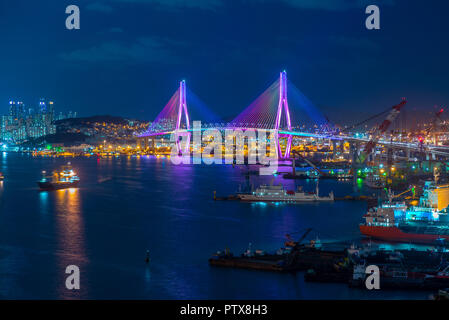 Nachtansicht von busan Hafen und Brücke in Südkorea Stockfoto