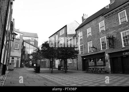 Der historische Green Dragon Yard, Stockton-on-Tees, Teesside, Großbritannien. Blick auf das uralte Georgian Theatre, heute Veranstaltungsort für moderne Musik. Stockfoto