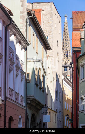 Blick von einer engen Straße nach St. Peter Kathedrale im Hintergrund, Regensburg, Bayern, Deutschland, Europa Stockfoto