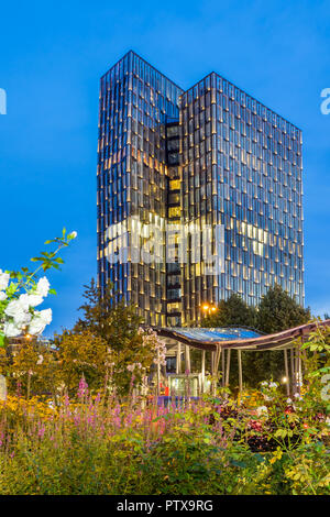 Blick von Planten un Blomen Park zum Tanzenden Türme Gebäude in der Dämmerung, Hamburg, Deutschland, Europa Stockfoto