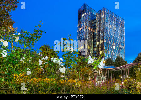 Blick von Planten un Blomen Park zum Tanzenden Türme Gebäude in der Dämmerung, Hamburg, Deutschland, Europa Stockfoto