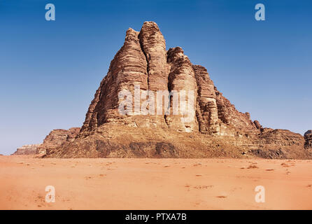 Der Berg der Sieben Säulen ist ein Wahrzeichen Felsformation im Sand Tal des Wadi Rum Wüste in Jordanien. Stockfoto