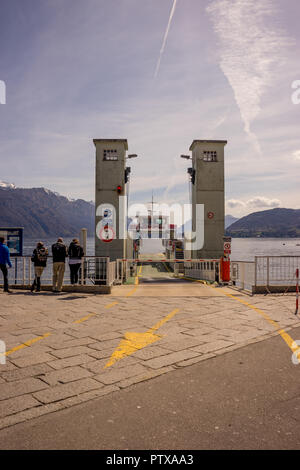 Menaggio, Italy-April 2, 2018: die Gruppe von Menschen und Touristen über den Comer See mit Berg im Hintergrund suchen Stockfoto