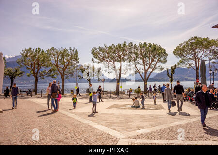 Menaggio, Italy-April 2, 2018: eine Gruppe von Menschen zu Fuß auf einem Strand in Menaggio, Lombardei Stockfoto