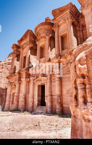 Ein Blick auf das Kloster (Ad-Deir) von Petra, wie von der Seite gesehen. Stockfoto