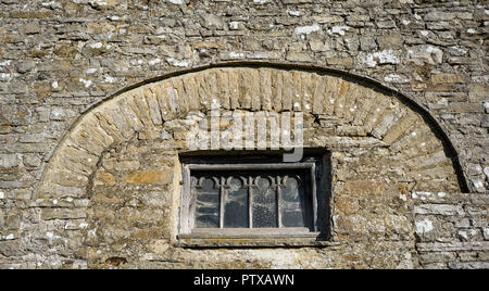 Eine ungewöhnliche Alte dekorative Holz gerahmt Fenster in einer Scheune in den Yorkshire Dales, England, UK. Stockfoto