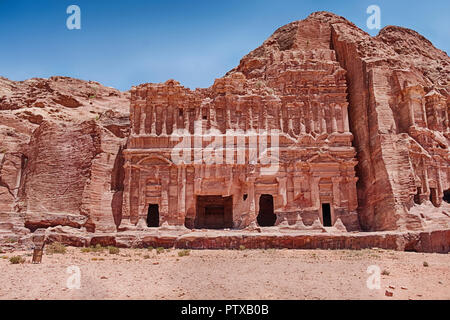 Der antike Palast Grab von Petra in Jordanien hat einen herrlichen Fassade, die in den Sandstein Felsen gehauen wurde. Stockfoto