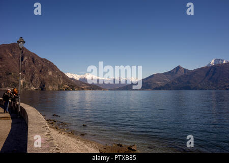 Menaggio, Italy-April 2, 2018: die Menschen neben einem See mit Lamp Post stehen, Lombardei Stockfoto