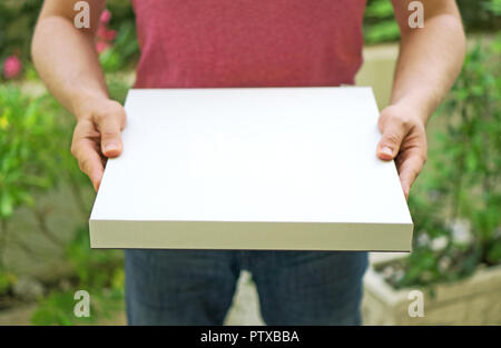Pizza Delivery Man Holding pizza box. Platz für Ihren Text. Stockfoto