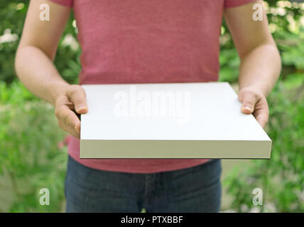 Pizza Delivery Man Holding pizza box. Platz für Ihren Text. Stockfoto