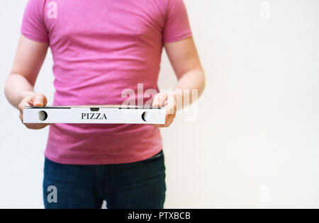 Pizza Delivery Man Holding pizza box. Platz für Ihren Text. Stockfoto