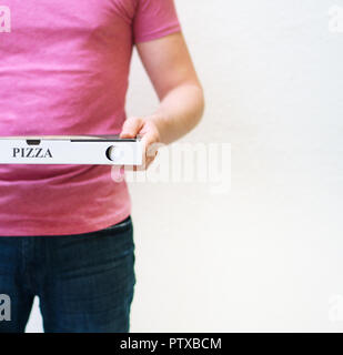 Pizza Delivery Man Holding pizza box. Platz für Ihren Text. Stockfoto