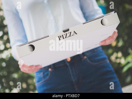 Pizza Delivery Frau mit pizza box. Stockfoto