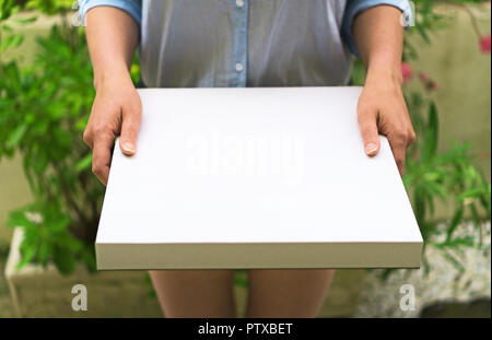 Pizza Delivery Frau mit pizza box. Platz für Ihren Text. Stockfoto