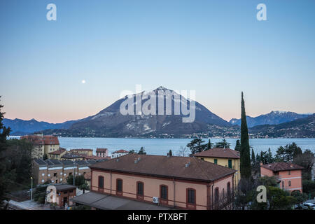 Menaggio, Italy-April 2, 2018: Malerische Aussicht auf den Comer See mit schneebedeckten Berg, Lombardei Stockfoto