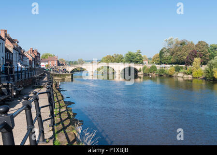 Alte steinerne Brücke den Fluss Severn crossing am Weißensee in Worcestershire, Großbritannien Stockfoto