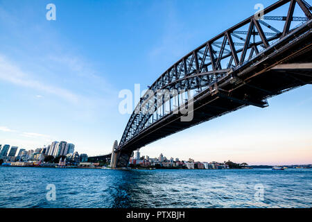 Sydney, Australien - 13. Juli 2016: Sydney Bridge Architektur mit Blick auf die städtische Umwelt blauer Himmel und Ozean Stockfoto