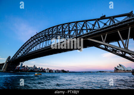 Sydney, Australien - 13. Juli 2016: Sydney Bridge Architektur mit Blick auf die städtische Umwelt blauer Himmel und Ozean Stockfoto