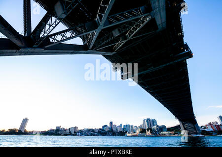 Sydney, Australien - 13. Juli 2016: Sydney Bridge Architektur mit Blick auf die städtische Umwelt blauer Himmel und Ozean Stockfoto