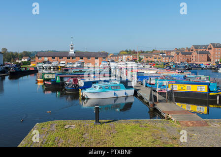 Boote an der Marina in Eisenberg Waschbecken, Stourport-on-Severn, Worcestershire, wo der Fluss Stour verbindet der Fluss Severn Stockfoto