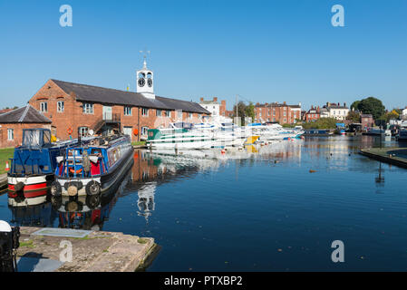 Boote an der Marina mit dem Yacht Club in Eisenberg Waschbecken, Stourport-on-Severn, Worcestershire, wo der Fluss Stour verbindet der Fluss Severn Stockfoto