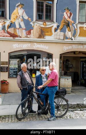 Mittenwald für seine bunt bemalten Häuser, Bayern bekannt ist, Deutschland Stockfoto