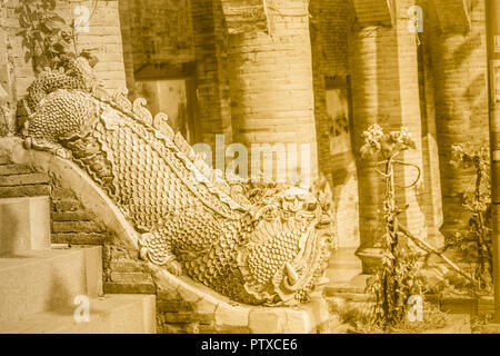 Schöne Statue von Mama, die mythische Hüterin Tier am Wat Phra That Doi Suthep, dem berühmten Tempel und wurde zum Wahrzeichen von Chiang Mai, Thailand. Stockfoto