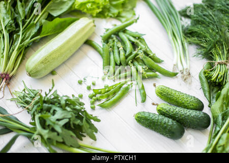 Zusammensetzung auf einem weißen Hintergrund der grünen Bio Vegetarische Produkte: Grünes Blattgemüse, Bohnen, Zucchini, Knoblauch, Zwiebeln, Gurken, Paprika, s Stockfoto