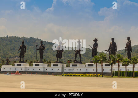 Prachuap Khiri Khan, Thailand - 16. März 2017: Die bronzestatuen von sieben Thailändische Könige in die Berge und blauer Himmel bei Rajabhakti Park in der Nähe von Stockfoto