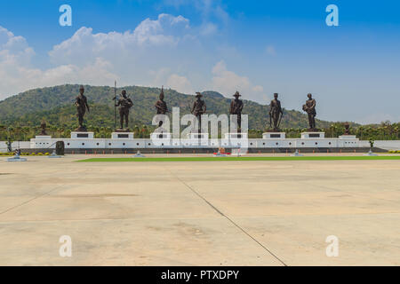 Prachuap Khiri Khan, Thailand - 16. März 2017: Die bronzestatuen von sieben Thailändische Könige in die Berge und blauer Himmel bei Rajabhakti Park in der Nähe von Stockfoto