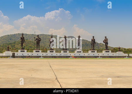 Prachuap Khiri Khan, Thailand - 16. März 2017: Die bronzestatuen von sieben Thailändische Könige in die Berge und blauer Himmel bei Rajabhakti Park in der Nähe von Stockfoto