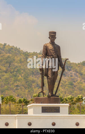 Prachuap Khiri Khan, Thailand - 16. März 2017: Der bronzene Statue von König Mongkut (Rama lV) das große Denkmal an Rajabhakti Park in der Nähe von Khao Takiab h Stockfoto