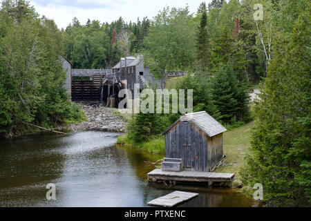 Alte hölzerne Sawmill auf den Fluss in der historischen Siedlung Kings Landing, New Brunswick, Kanada Stockfoto