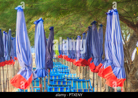 Leinwand Sonnenschirme und Liegestühle am Strand von Chao Samran Beach, Phetchaburi, Thailand. Stockfoto