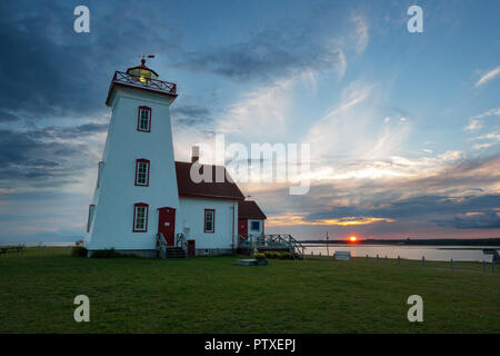 Holz Inseln Leuchtturm in Prince Edward Island, Kanada bei Sonnenuntergang Stockfoto