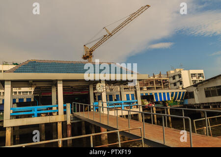 Samut Prakan, Thailand - 25. März 2017: Lokale Anlegestelle der Fähre über den Fluss Chao Phraya in Amphur Muang district Samut Prakarn, Thailand. Stockfoto