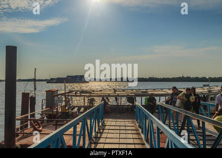 Samut Prakan, Thailand - 25. März 2017: Lokale Anlegestelle der Fähre über den Fluss Chao Phraya in Amphur Muang district Samut Prakarn, Thailand. Stockfoto