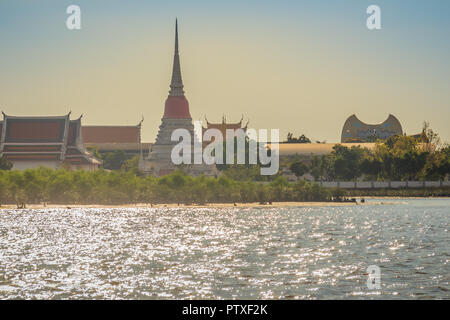 Wat Phra Samut Chedi Temple View von Chao Phraya River, der schönen und berühmten Tempel in Samut Prakarn, Thailand. Stockfoto