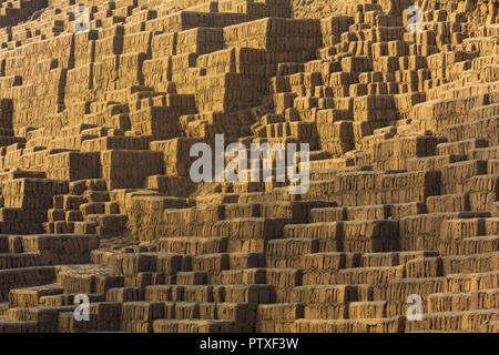 Huaca Pucllana, ist eine fast 2000-jährige Ton & Adobe trat Pyramide aus der Lima, Miraflores, Lima, Peru fotografiert im Sommer. Stockfoto