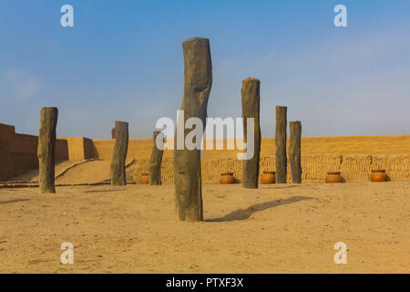 Huaca Pucllana, ist eine fast 2000-jährige Ton & Adobe trat Pyramide aus der Lima, Miraflores, Lima, Peru fotografiert im Sommer. Stockfoto