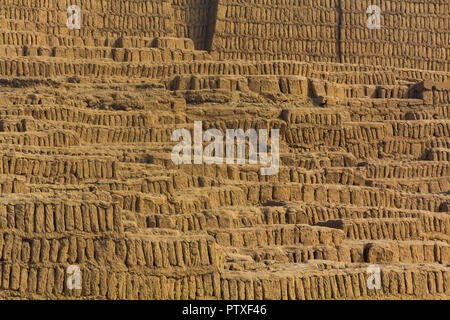 Huaca Pucllana, ist eine fast 2000-jährige Ton & Adobe trat Pyramide aus der Lima, Miraflores, Lima, Peru fotografiert im Sommer. Stockfoto