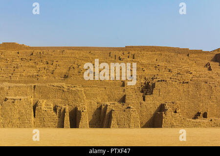 Huaca Pucllana, ist eine fast 2000-jährige Ton & Adobe trat Pyramide aus der Lima, Miraflores, Lima, Peru fotografiert im Sommer. Stockfoto