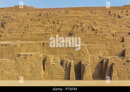 Huaca Pucllana, ist eine fast 2000-jährige Ton & Adobe trat Pyramide aus der Lima, Miraflores, Lima, Peru fotografiert im Sommer. Stockfoto