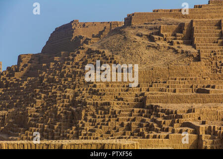 Huaca Pucllana, ist eine fast 2000-jährige Ton & Adobe trat Pyramide aus der Lima, Miraflores, Lima, Peru fotografiert im Sommer. Stockfoto