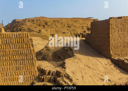 Huaca Pucllana, ist eine fast 2000-jährige Ton & Adobe trat Pyramide aus der Lima, Miraflores, Lima, Peru fotografiert im Sommer. Stockfoto