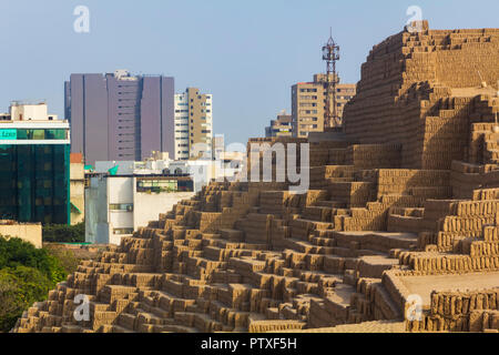 Huaca Pucllana, ist eine fast 2000-jährige Ton & Adobe trat Pyramide aus der Lima, Miraflores, Lima, Peru fotografiert im Sommer. Stockfoto