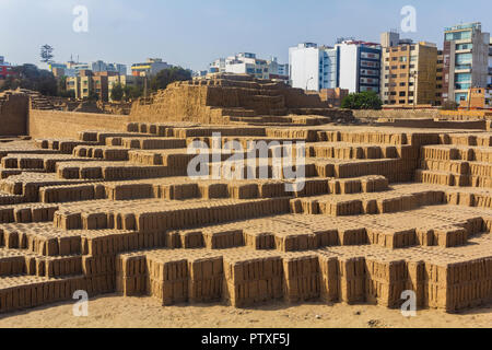 Huaca Pucllana, ist eine fast 2000-jährige Ton & Adobe trat Pyramide aus der Lima, Miraflores, Lima, Peru fotografiert im Sommer. Stockfoto